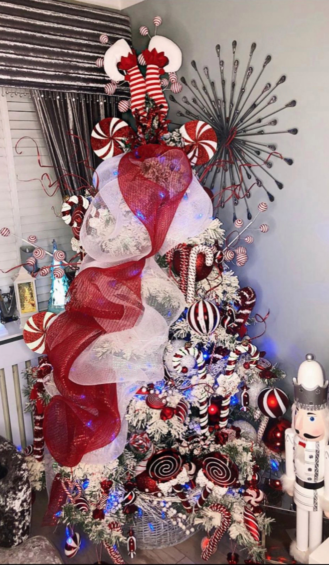 People With Over Decorated And Tacky Christmas Trees Get Utterly Rinsed On Social Media 3