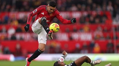 Man United Hold On In Chaos To Beat Fulham 3-2