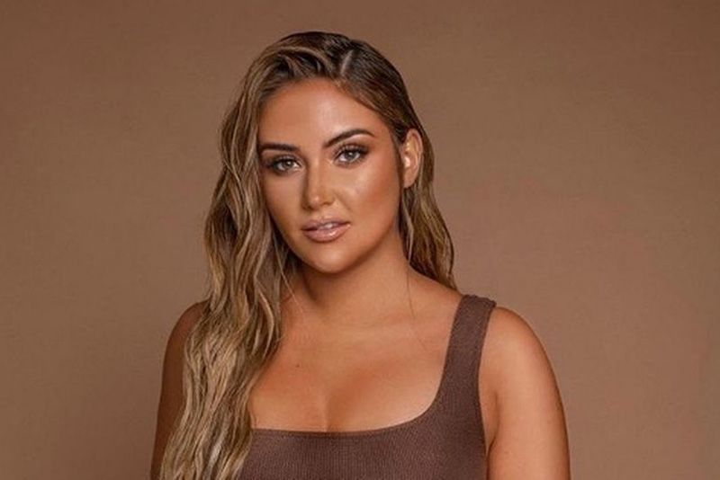 Jacqueline Jossa Shows Her Real Body After Rejecting ‘Plus-Size’ Label 1