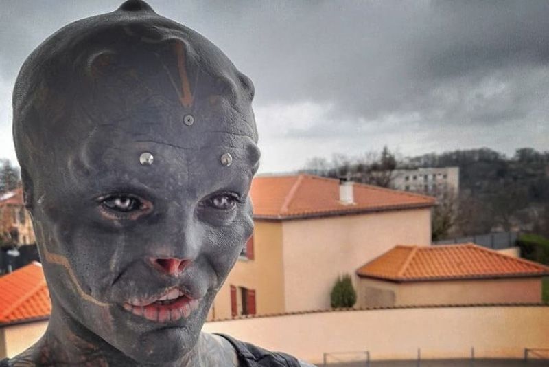 Man Tattoos Entire Body And Removes His Nose And Top Lip To Resemble a ‘Black Alien’ 1