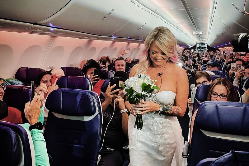 Couples Ties The Knot Mid Air After Flight To Vegas Gets Cancelled 1