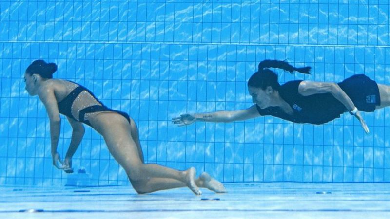 American Swimmer Rescued By Coach After Fainting In Pool 1