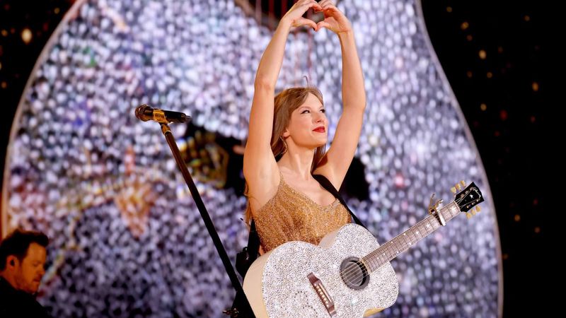Couple Gets Married At Taylor Swift Concert 1