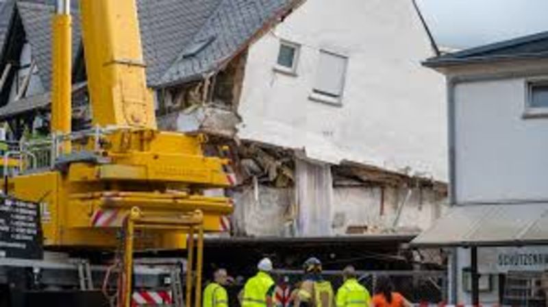 German Hotel Collapses, Two Dead 1